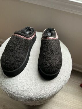 Women's Black Sherpa Slip-On Slippers with Pink Trim